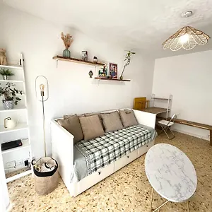 charming-spacious-flat-with-ac-private-parking.fr-provencehotel.com/